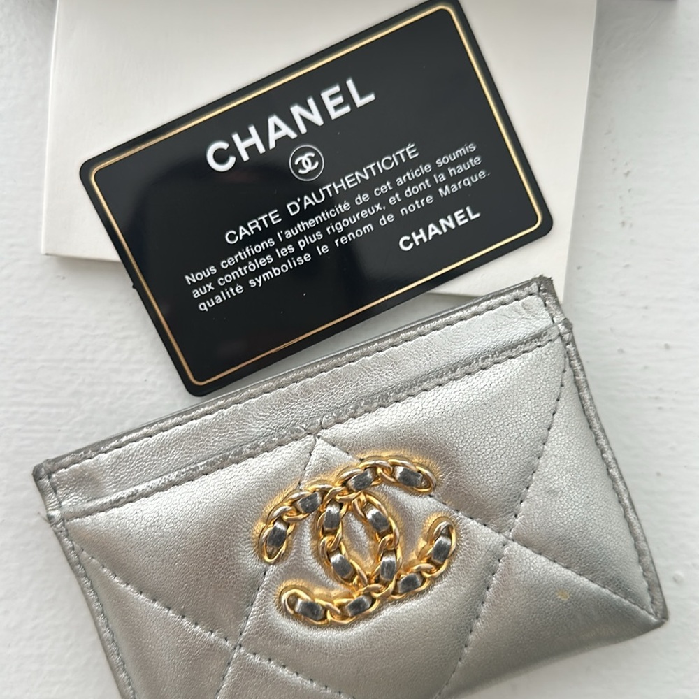 Silver Interlocking Chanel 19 Card Holder - Picture 6 of 9